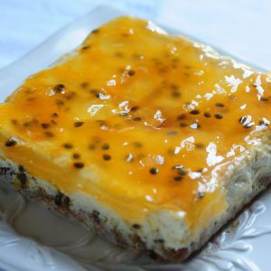 Cuadrado de cheesecake con salsa de maracuyá