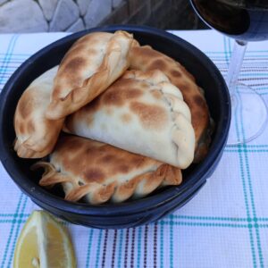 Empanadas Caseras catamarqueñas de pollo tamaño grande por media docena