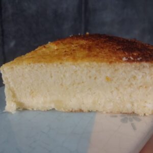 Porción de torta de ricota y coco sin tacc